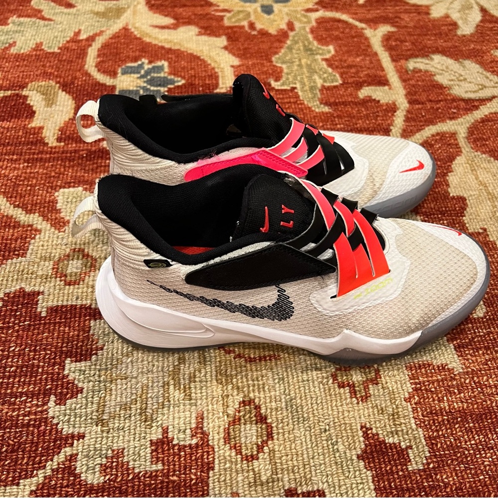 Nike Zoom Shoes size 5 Basketball Fly